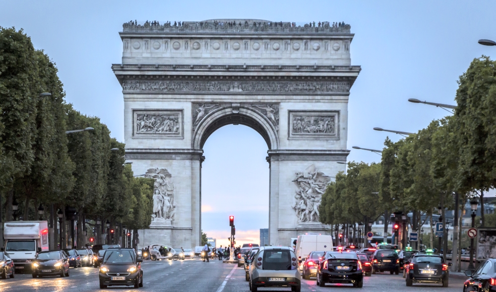 Исследование C&W: Отток российских туристов повлиял на спад посещаемости магазинов в центре Парижа